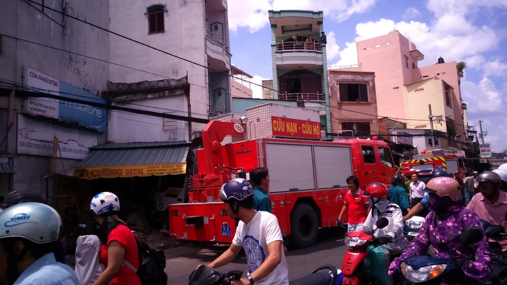 Xe ben mất thắng trên cầu phi thẳng vào nhà dân cán chết 2 người ảnh 4