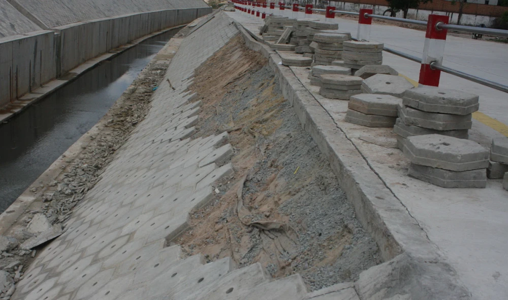 Kênh Ba Bò mới đưa vào sử dụng đã có dấu hiệu hư hỏng ảnh 3