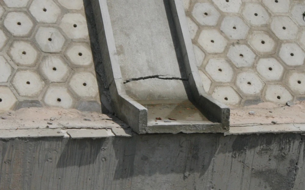 Kênh Ba Bò mới đưa vào sử dụng đã có dấu hiệu hư hỏng ảnh 7