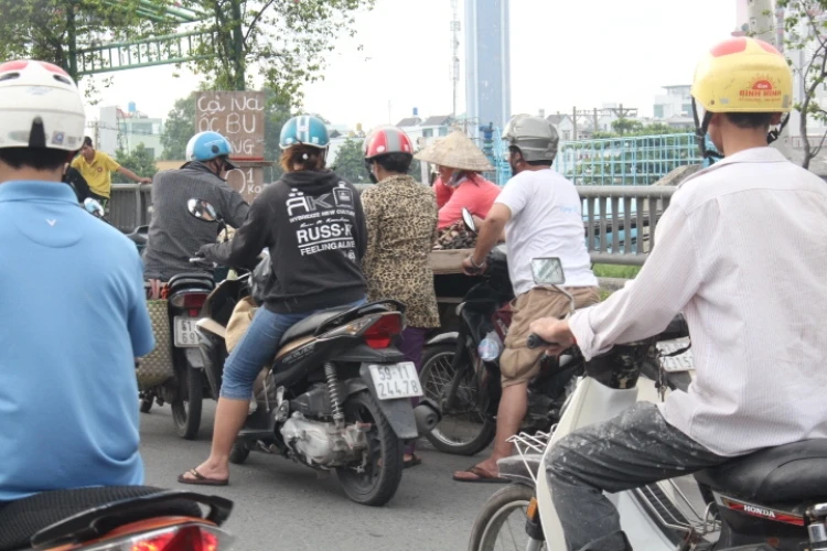 Cầu Tham Lương ‘bốc mùi’ vì tràn lan xe bán hải sản ảnh 2