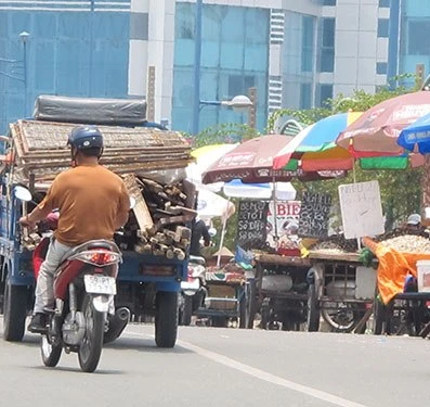 Cầu Tham Lương ‘bốc mùi’ vì tràn lan xe bán hải sản ảnh 4