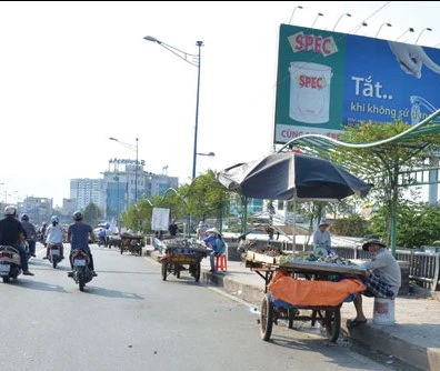 Cầu Tham Lương ‘bốc mùi’ vì tràn lan xe bán hải sản ảnh 5