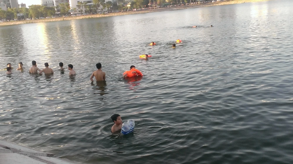 Liên tiếp xảy ra chết đuối, dân Hà Nội vẫn vô tư tắm ‘hồ tử thần’ ảnh 2