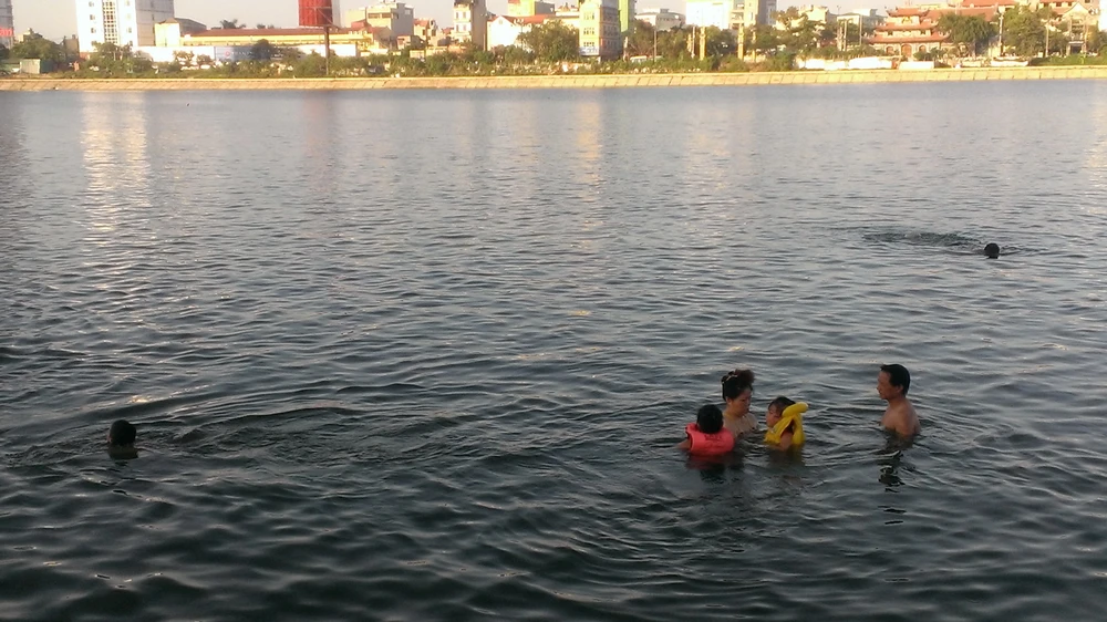 Liên tiếp xảy ra chết đuối, dân Hà Nội vẫn vô tư tắm ‘hồ tử thần’ ảnh 3