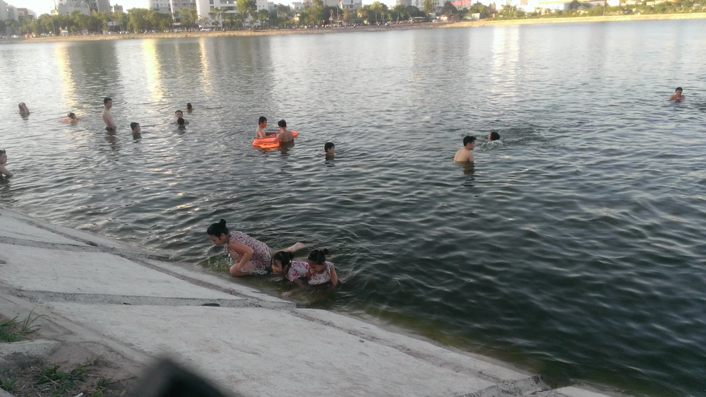 Liên tiếp xảy ra chết đuối, dân Hà Nội vẫn vô tư tắm ‘hồ tử thần’ ảnh 5