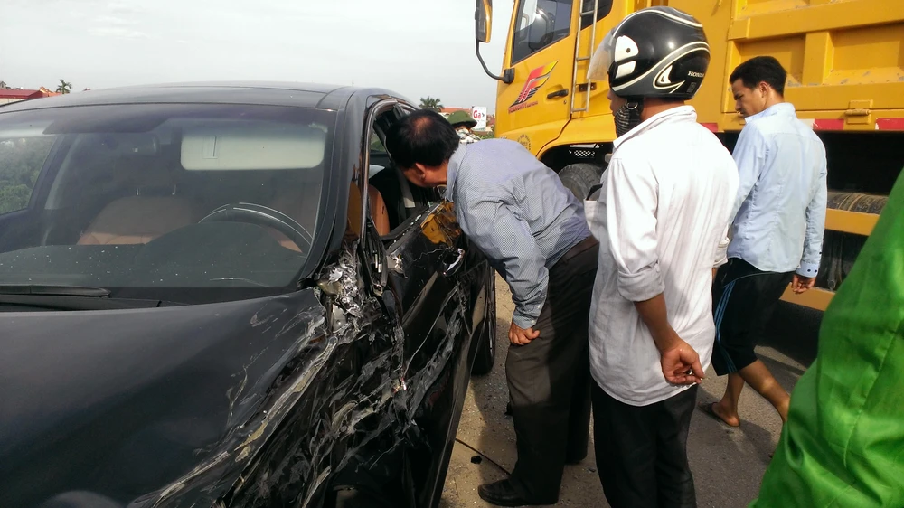 Mất lái, xe tải tông nát xe con ảnh 2