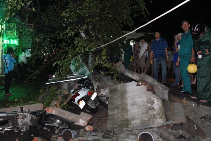 Tường bao chung cư đổ đè bẹp xe và người, ai chịu trách nhiệm? ảnh 2