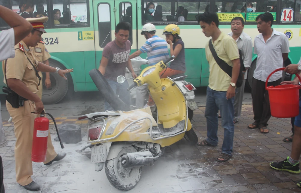 Hết hồn vì xe máy đang chạy bỗng bốc cháy ngùn ngụt ảnh 2