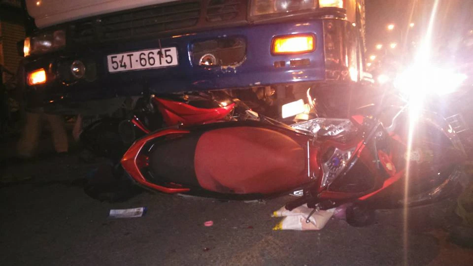 Ba xe máy bị tải cuốn vào gầm khi đang dừng đèn đỏ ảnh 2