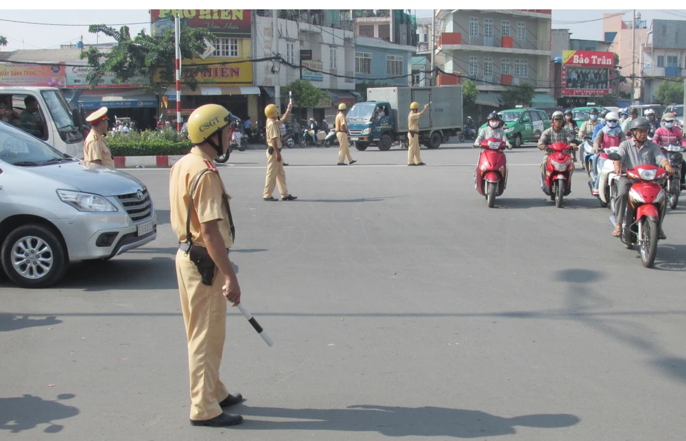 Chùm ảnh Cảnh sát giao thông mướt mồ hôi điều tiết giao thông ảnh 10