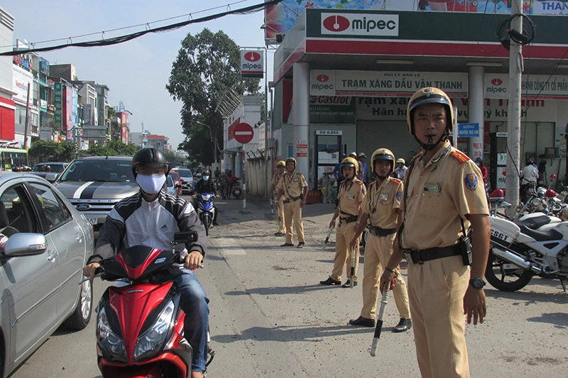 Chùm ảnh Cảnh sát giao thông mướt mồ hôi điều tiết giao thông ảnh 11