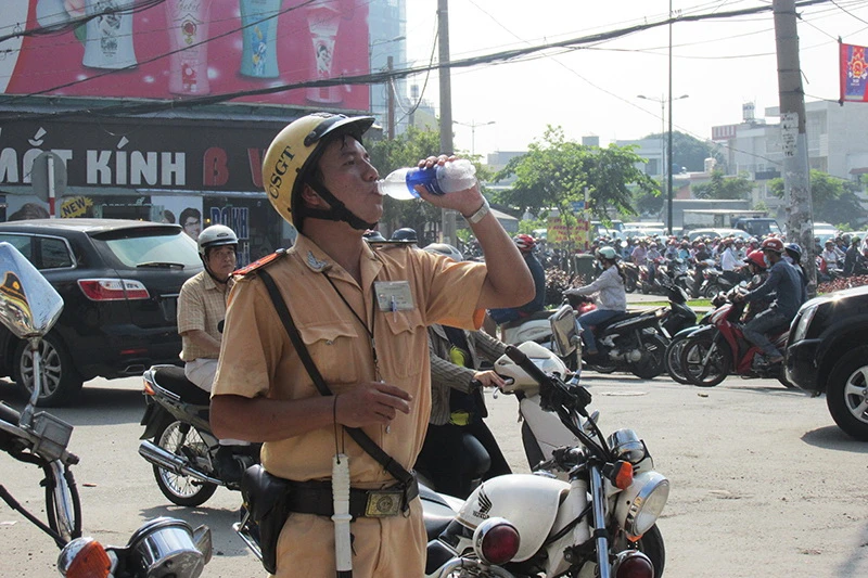 Chùm ảnh Cảnh sát giao thông mướt mồ hôi điều tiết giao thông ảnh 8