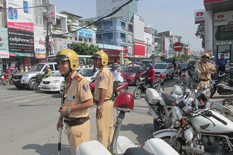 Chùm ảnh Cảnh sát giao thông mướt mồ hôi điều tiết giao thông ảnh 9