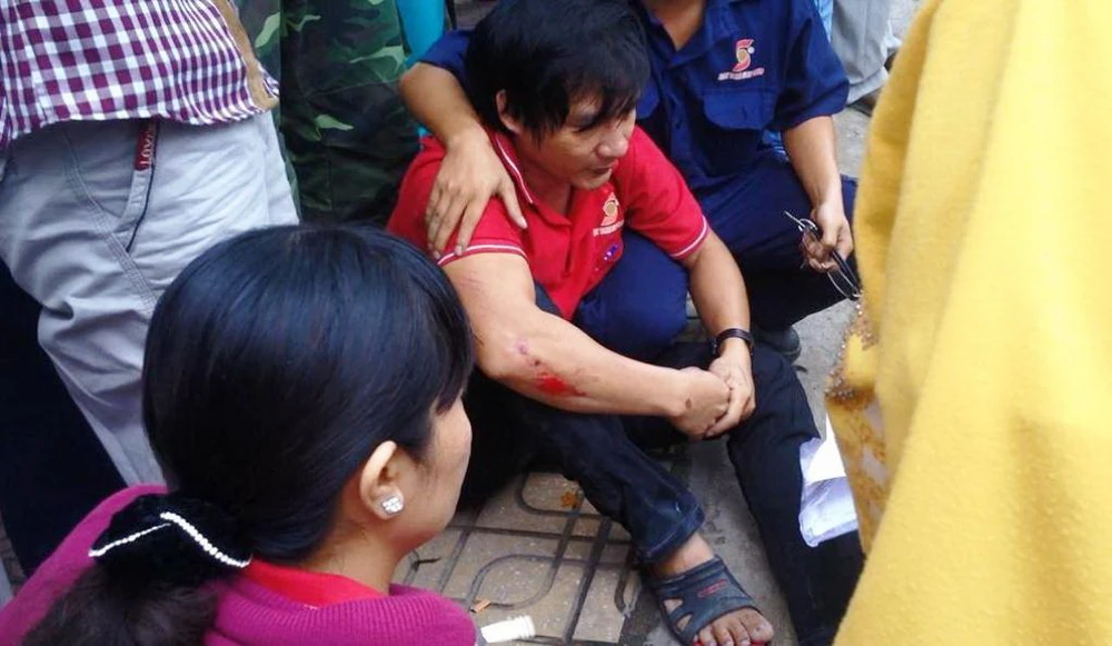 Chồng khóc ngất bên thi thể vợ bị xe container cán ảnh 2