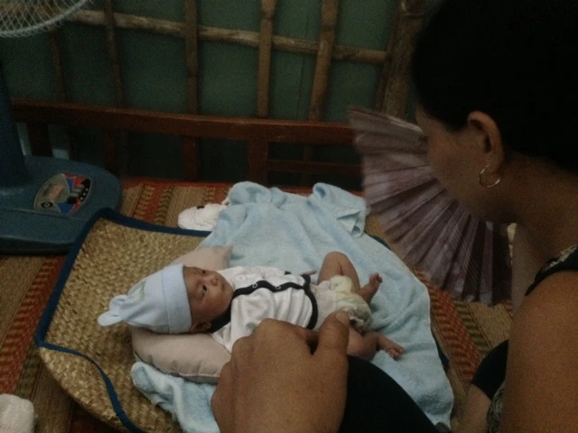 Những hình ảnh đầu tiên của bé sơ sinh bị đâm vào đầu khi về tới nhà ảnh 5