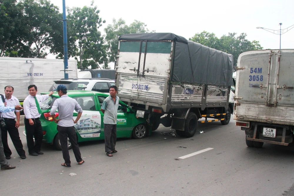 Clip: Tránh người bị ngã, taxi húc đuôi xe tải ảnh 2