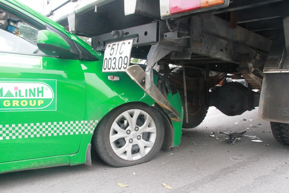 Clip: Tránh người bị ngã, taxi húc đuôi xe tải ảnh 3