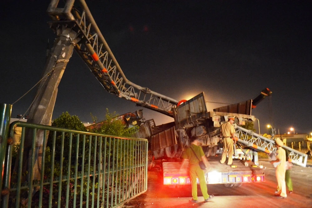 Xe đầu kéo gây tai nạn liên hoàn làm một người chết thảm ảnh 2