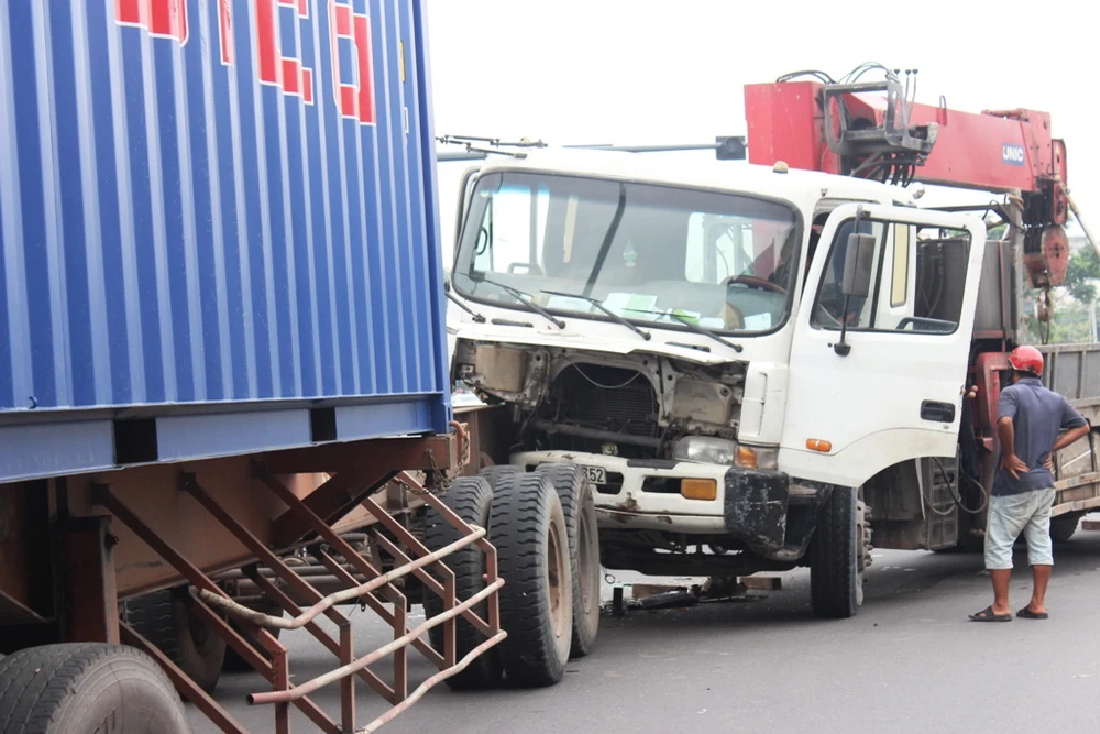 Xe tải cẩu húc vào đuôi container, giao thông ùn ứ ảnh 2 Xe tải cẩu húc vào đuôi container, giao thông ùn ứ ảnh 2