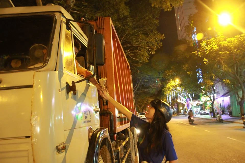 Chùm ảnh: 1.000 bông hồng cảm ơn những người hùng thầm lặng ảnh 9 Chùm ảnh: 1.000 bông hồng cảm ơn những người hùng thầm lặng ảnh 9