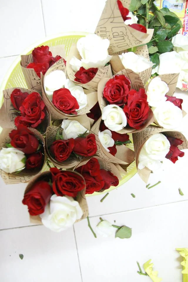 Chùm ảnh: 1.000 bông hồng cảm ơn những người hùng thầm lặng ảnh 6 Chùm ảnh: 1.000 bông hồng cảm ơn những người hùng thầm lặng ảnh 6