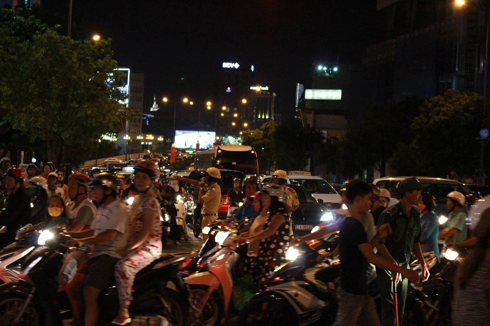 Va quẹt với xe khách, nam thanh niên bị cán tử vong ảnh 2