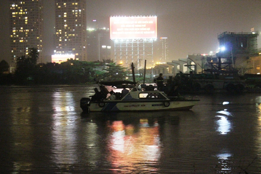 Đội mưa tìm cô gái nhảy cầu Sài Gòn ảnh 2