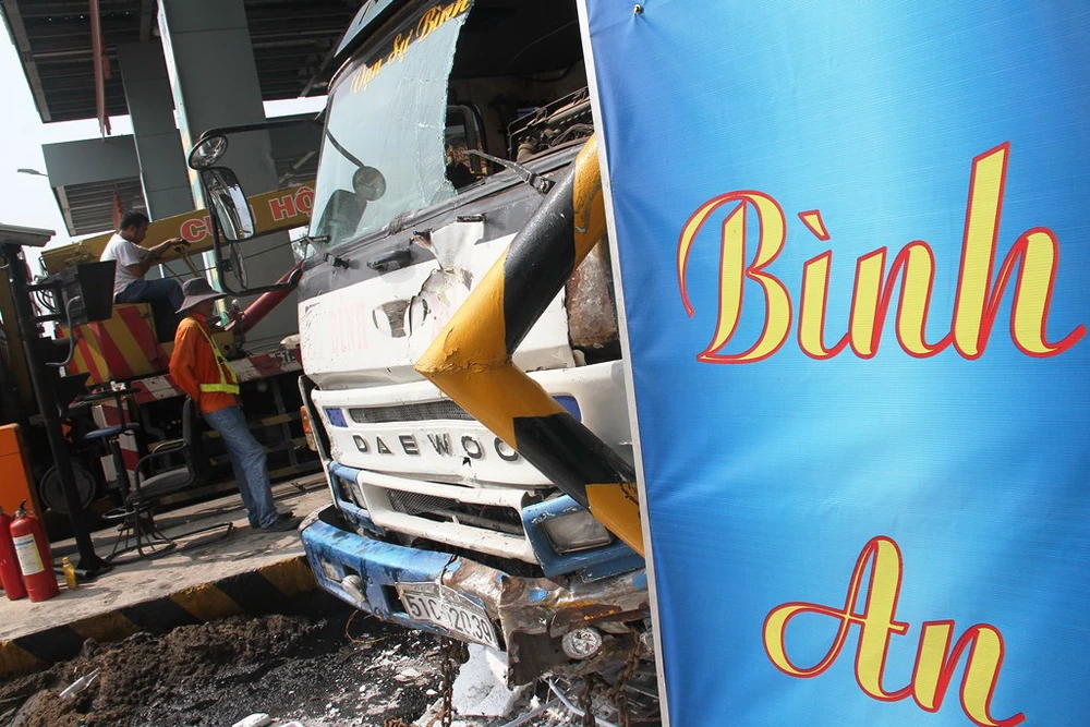 Ô tô tông sập 2 cabin tại trạm thu phí trên cao tốc Trung Lương ảnh 2