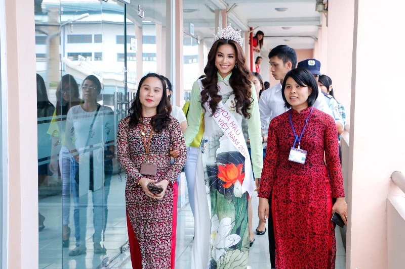 Hoa hậu Hoàn vũ Phạm Hương về thăm trường ảnh 1