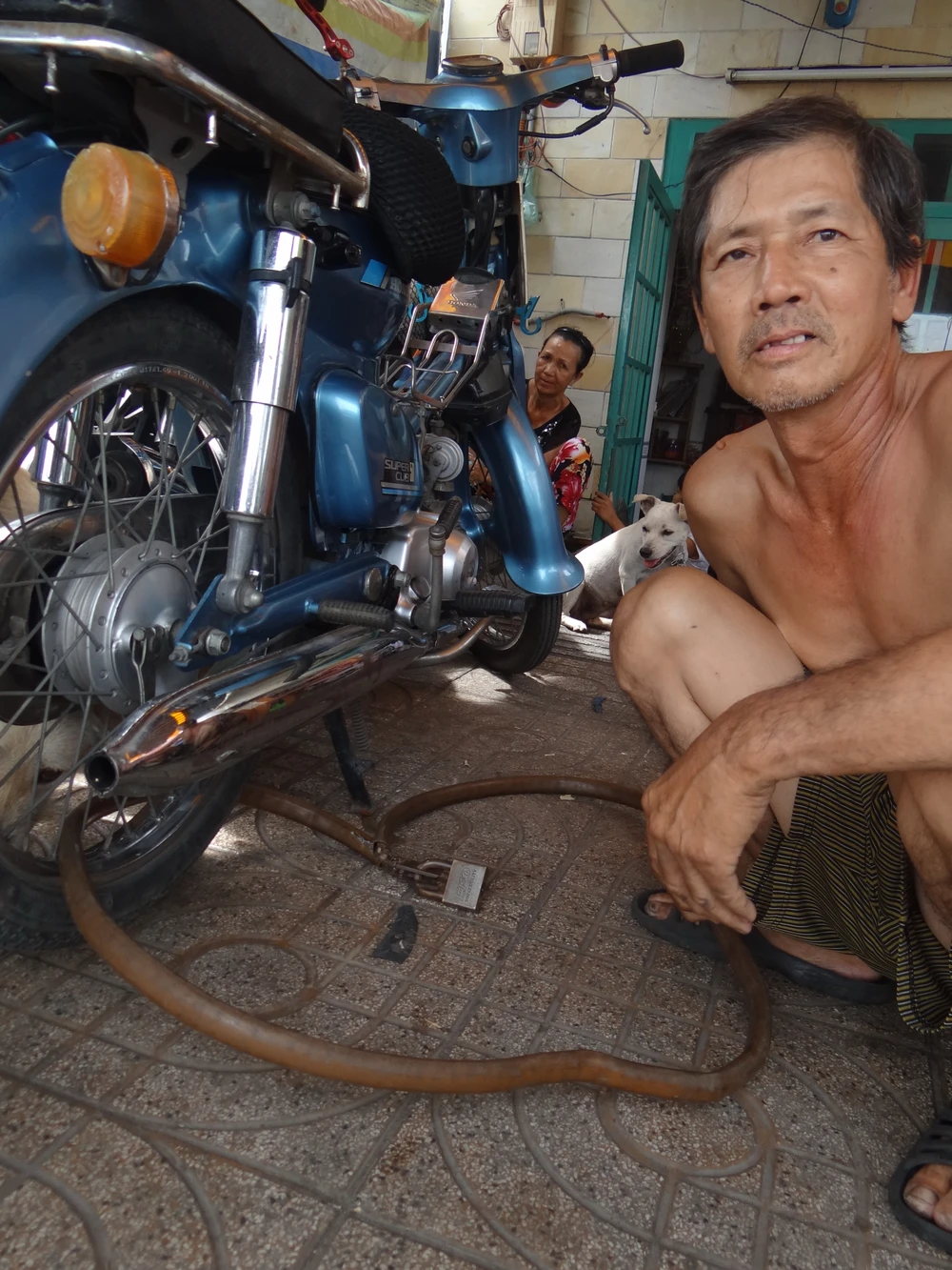 Vợ chồng câm kể khổ chuyện nâng đường chống ngập ảnh 3