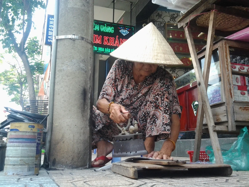 Cụ bà 75 tuổi và nghề ép giấy bằng bàn ủi con gà ảnh 1