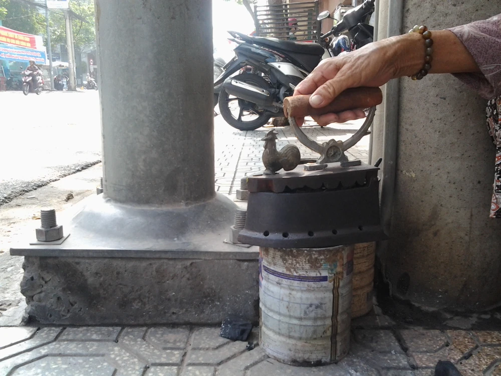 Cụ bà 75 tuổi và nghề ép giấy bằng bàn ủi con gà ảnh 2