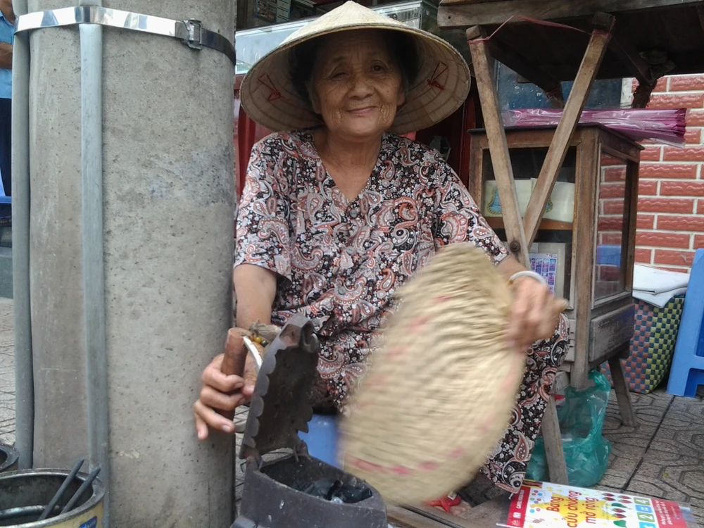 Cụ bà 75 tuổi và nghề ép giấy bằng bàn ủi con gà ảnh 4