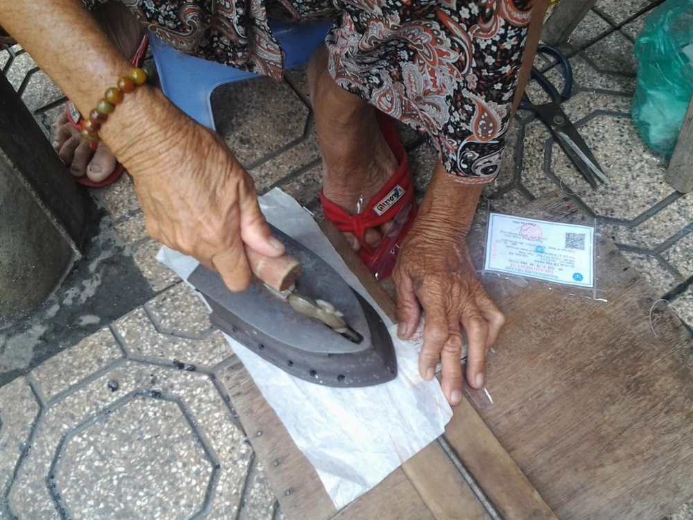 Cụ bà 75 tuổi và nghề ép giấy bằng bàn ủi con gà ảnh 5