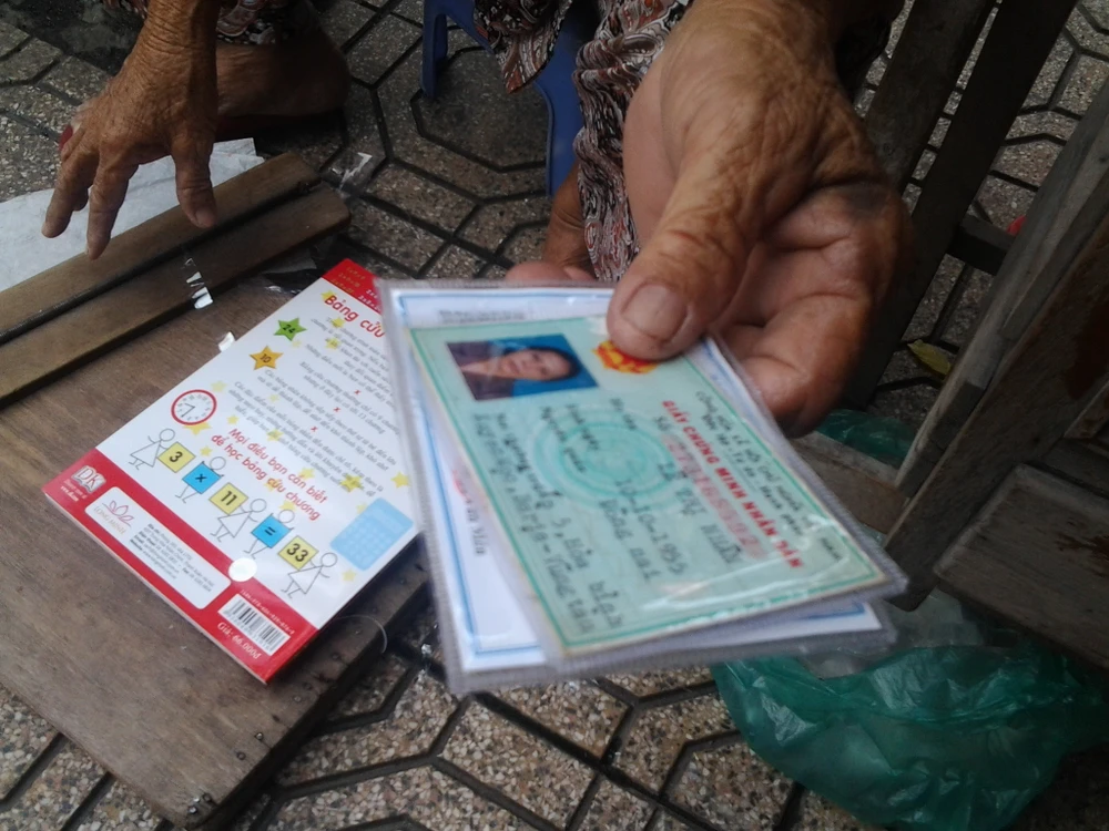 Cụ bà 75 tuổi và nghề ép giấy bằng bàn ủi con gà ảnh 6