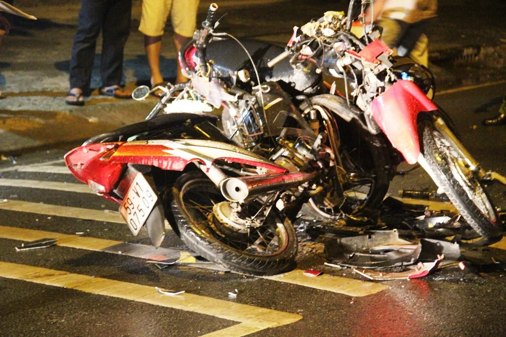Ba người bị thương, hai xe máy nát sau cú tông trực diện ảnh 2