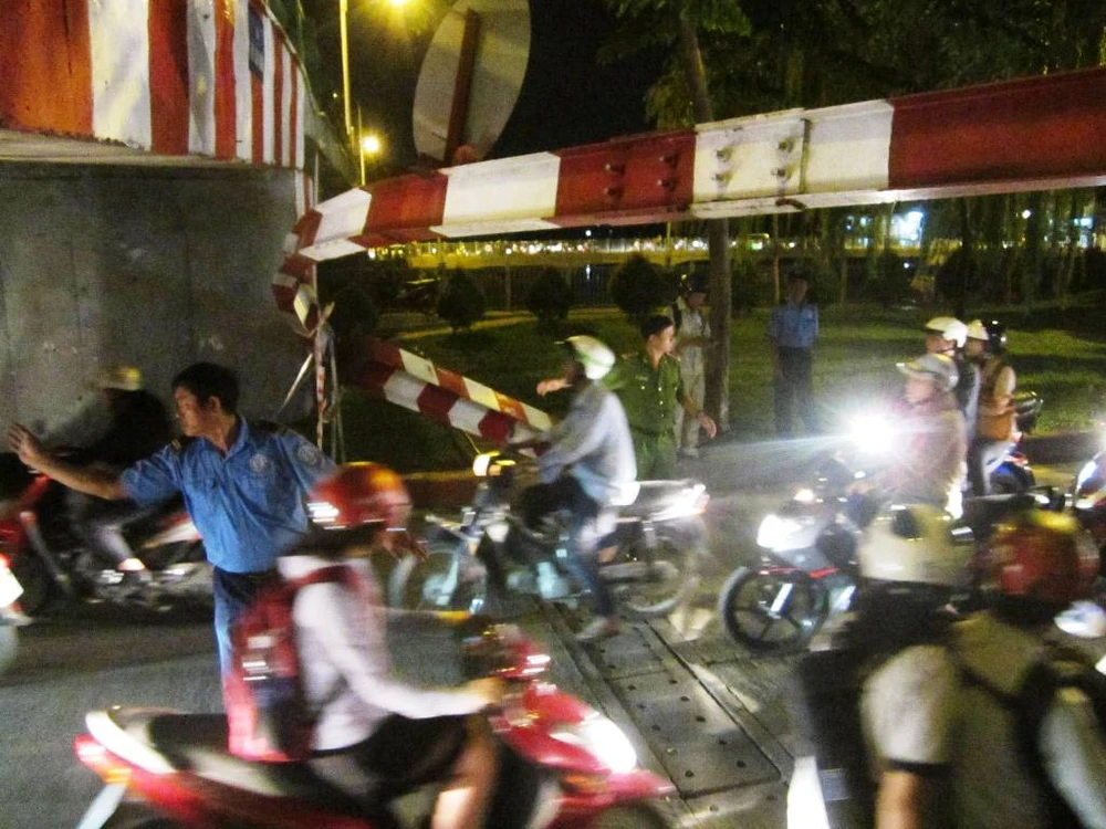 Xe ô tô tông sập thanh giới hạn chiều cao, giao thông ùn ứ ảnh 2