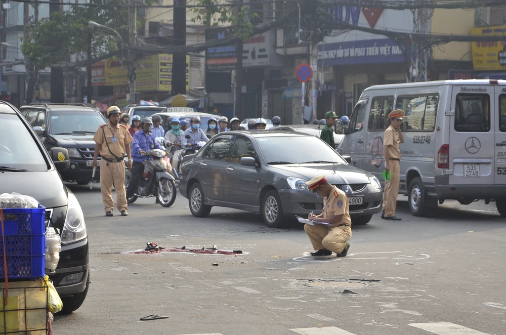 3 vụ tai nạn liên tiếp tại ngã tư, giao thông hỗn loạn ảnh 3
