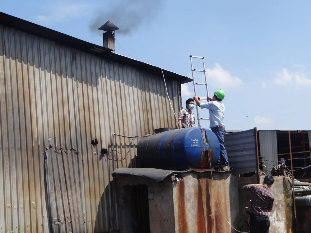 ‘Đột kích’ khu sơ chế chất thải chui lớn nhất Sài Gòn ảnh 5