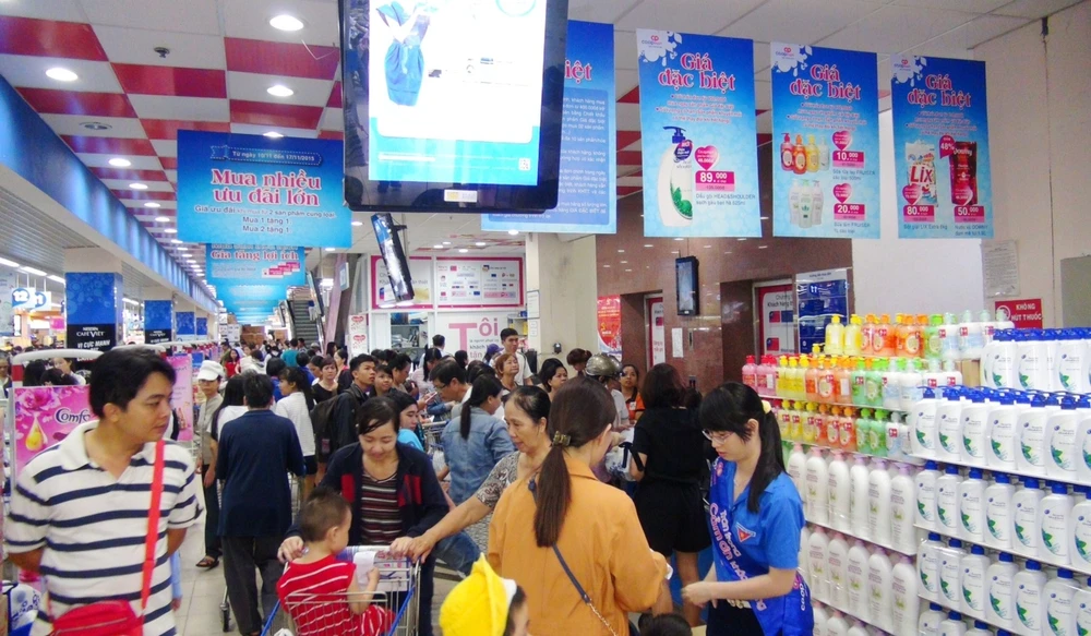 Khuyến mãi lớn, siêu thị hút khách ảnh 1