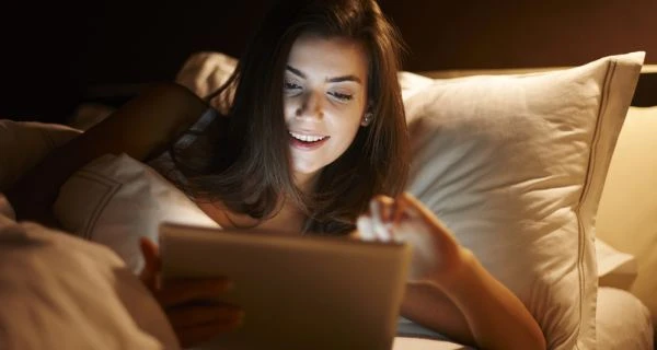 Đọc sách ban đêm trên thiết bị điện tử không tốt cho sức khỏe ảnh 1