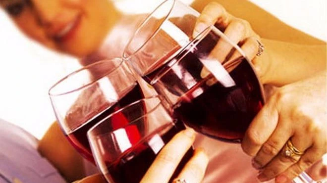 Trong những thời điểm căng thẳng, bạn nên tránh các loại thực phẩm sau. 1. Cà phê: Bạn không cần phải bỏ cà phê hay các loại nước uống chứa caffeine, nhưng nếu đang ở trong tình trạng căng thẳng, uống cà phê càng làm tâm trạng bạn xấu hơn. Caffeine có tác dụng kích thích hệ thống thần kinh, gây cảm giác "đang ở tình trạng nguy hiểm" cho con người, làm bạn lo lắng, mất ngủ, đặc biệt với những người bị hội chứng rối loạn hoảng sợ, e ngại xã hội. Và dù ban đầu caffeine làm tăng lượng serotonin tạo cảm giác vui vẻ, uống quá nhiều cà phê gây tiết serotonin mãn tính khiến bạn cạn kiệt dẫn truyền thần kinh này. 2. Nước ngọt ăn kiêng: Nước ngọt ăn kiêng và nước tăng lực có thể khiến bạn lo lắng thêm gấp đôi. Chúng không chỉ chứa caffeine mà còn có chất làm ngọt nhân tạo như aspaetame làm giảm đáng kể hoocmon serotonin trong não. 1 nghiên cứu cho thấy chúng làm trầm trọng hơn tình trạng trầm cảm, lo lắng. 3. Thịt bò khô: Bò khô rất tốt nếu không chứa các phụ gia có hại. Bò khô bán sẵn lại thường chứa monosodium glutamate (MSG) làm tăng hoocmon gây căng thẳng. Các thực phẩm có chứa chất này cũng gây tác dụng tương tự. 4. Kem không làm từ sữa: Kem không sữa thường chứa các loại dầu có hại, chất béo chuyển hóa. Chất này ảnh hưởng đến lưu thông máu đến não, có thể gây nên trầm cảm, lo lắng, các vấn đề tâm lý. Nghiên cứu cho thấy người ăn nhiều thực phẩm chiên, thịt chế biến sẵn, sữa nhiều chất béo và đồ ngọt tăng 58% nguy cơ trầm cảm. 5. Pasta: Tinh bột chế biến trong pasta trắng, bánh mì trắng, bánh ngọt, kẹo, thức uống có đường có thể tác động đến tâm trạng vì chúng làm tăng giảm cực nhanh đường huyết. Nghiên cứu cho thấy đường huyết ở phụ nữ tăng cao khi ăn đồ ngọt đi liền với nguy cơ trầm cảm. 6. Ketchup: Loại tương này thường chứa sirô ngô ở mức cao, có thể tác động đến đường huyết. Siro ngô còn có hại hơn đường, làm tăng cảm giác đói và lượng thức ăn nạp vào. 7. Rượu bia: Dù nhiều người uống rượu để giảm căng thẳng, sự cải thiện tâm trạng này chỉ tồn tại trong thời gian ngắn, và gây căng thẳng tăng dần. Người uống từ đó dễ bị nghiên rượu. Rượu gây rối loạn chức năng hệ thống thần kinh trung ương kiểm soát cảm xúc, ngoài ra còn gây mất nước, ảnh hưởng lên khả năng nhận biết, tập trung. Nếu căng thẳng, bạn nên uống trà hoa cúc thay vì rượu. 