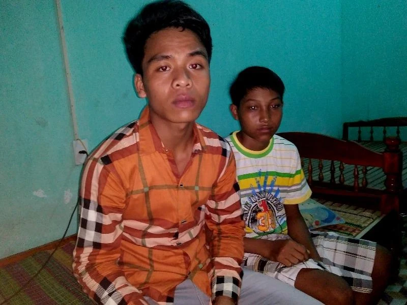 Hai em Toại và Cầu sau khi trốn thoát khỏi bãi vàng.