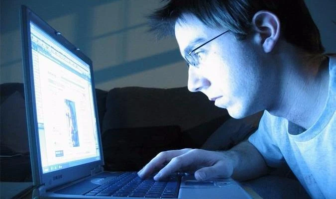 Nên tránh để mắt tiếp xúc với màn hình máy tính quá lâu 