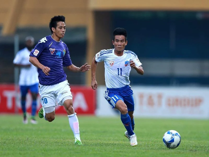 Văn Quyết (trái) ghi cú đúp vào lưới QNK Quảng Nam giúp Hà Nội T&T vào chung kết cúp quốc gia. 