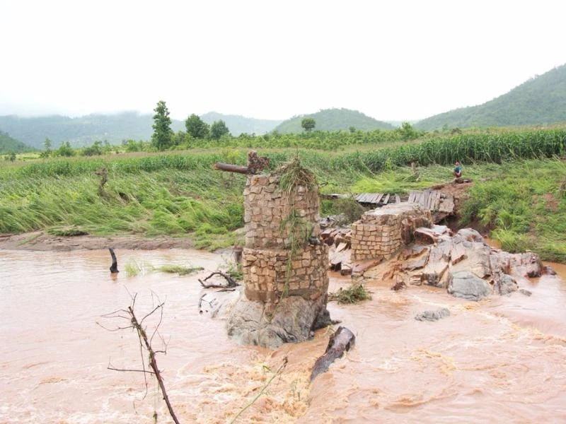 Mưa lớn làm nước suối dâng cao cuốn phăng cây cầu tạm bắc qua suối.