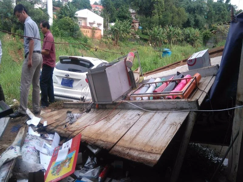 xế hộp tông qua nhà