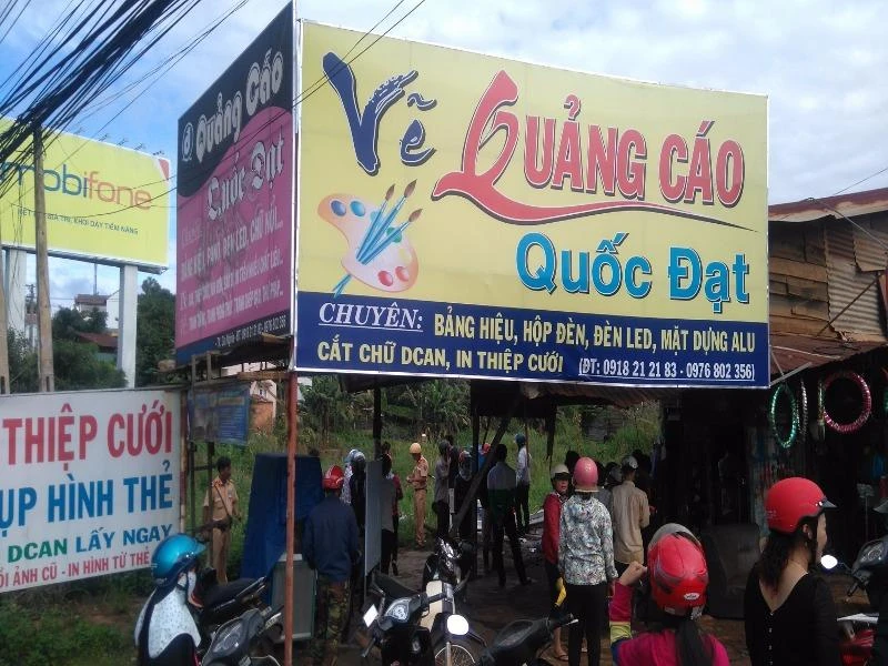 xế hộp tông xuyên nhà