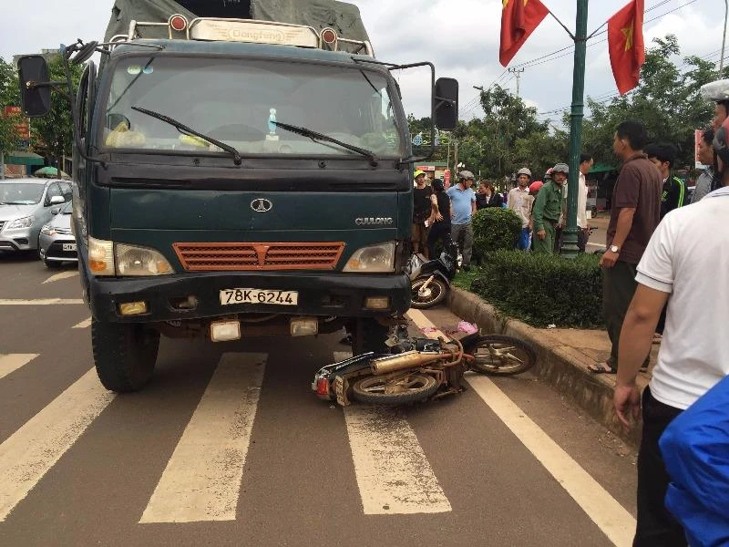 xe máy bị cuốn vào gầm