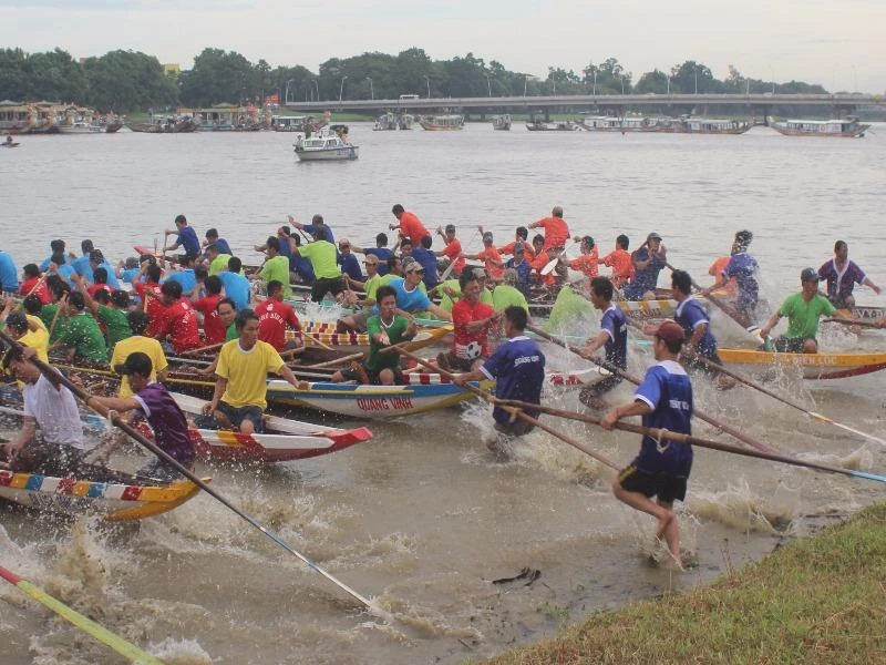Các đội đua xuất phát sau hồi trống khai cuộc.